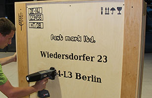 一招搞定外包裝木箱標識問題，EBS智能手持噴碼機到底有多“神”？