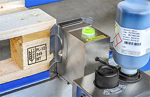 告別傳統烙印，德國EBS-2600自動噴碼機“一箭雙雕”，同時滿足木托盤多種標志和溯源可變二維碼噴印！